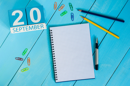9 月 20 日。9 月 20 日的形象在白色背景上的木制彩色日历。秋季的一天。文本为空的空间