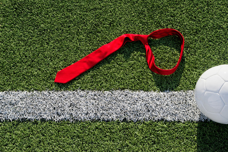 足球球和上一个足球场的领带
