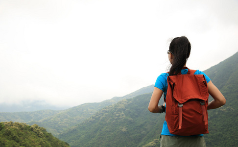 女人享受山景