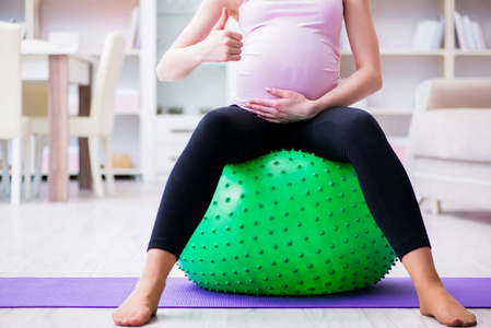 预期儿童怀孕妇女在儿童分娩的预期中行使照片