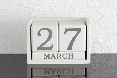 白色方块式日历当前日期27和月3月