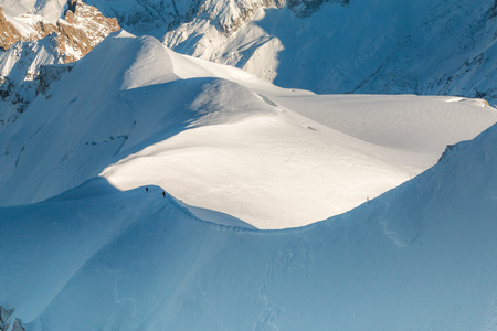 洁白的雪花在法国阿尔卑斯山