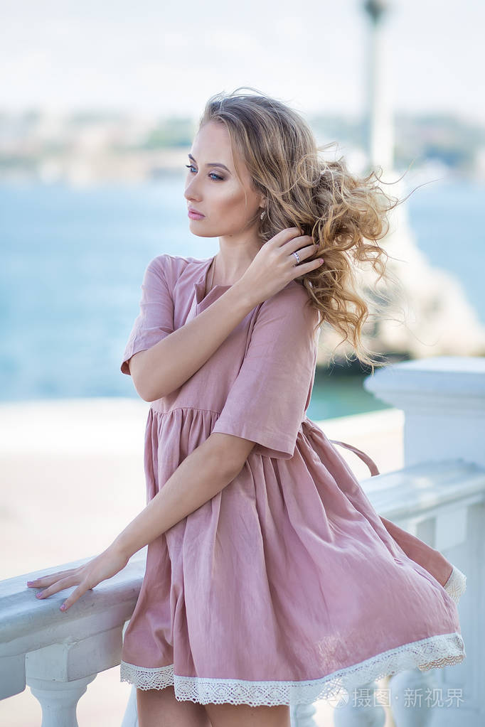 性感迷人的阳光灿烂的肖像在欧洲城市的市中心迷人的华丽优雅的女人.