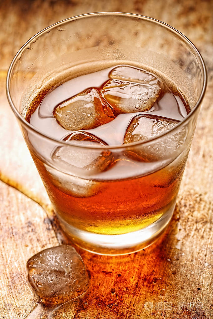 与老式的背景上的冰冷饮