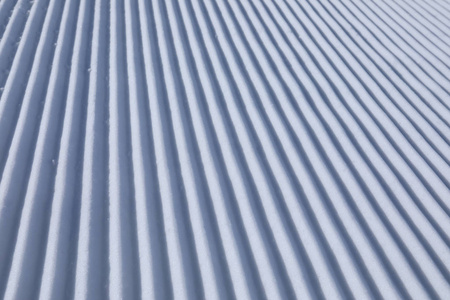 滑雪坡道上的对角轨道线图片