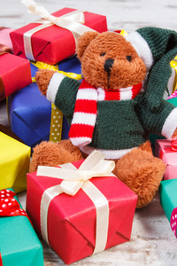 泰迪熊与琳琅满目的礼品，圣诞节或其他庆祝活动