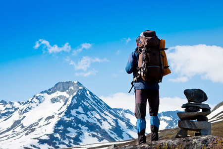 徒步旅行者在冬季山