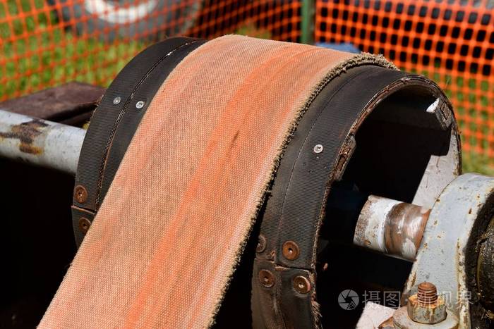 在转移能量传递过程中, 一个巨大的皮带被连接在滑轮和曲轴上