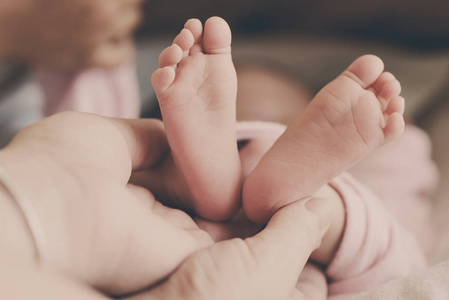 新生儿的脚在妈妈的手