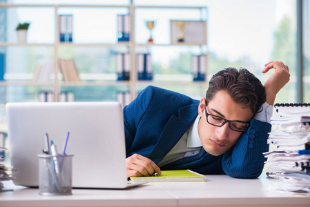 无聊的商人打呵欠图片