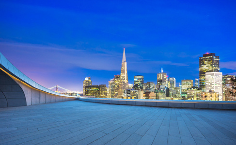 楼与城市景观和三藩市的美丽夜景