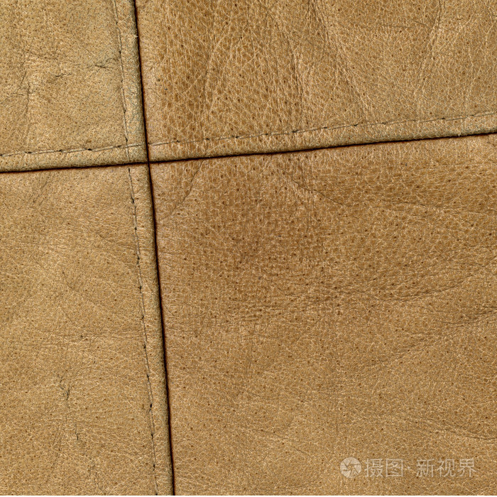 淡棕色皮革纹理装饰着两条接缝