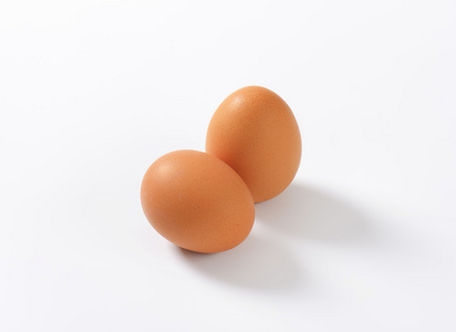 两个棕色鸡蛋
