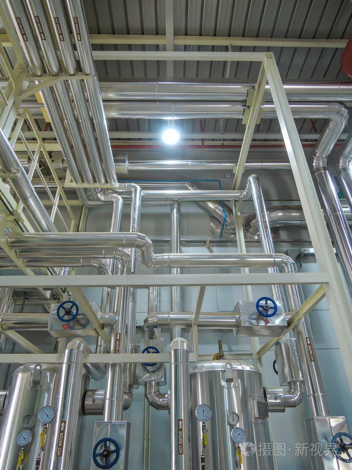 在房间里工业管道热水蒸汽的过程锅炉钢