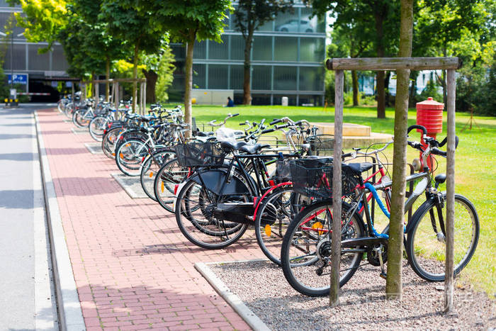 公共公园与自行车停放在杜塞尔多夫,德国