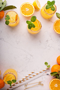 橙和柠檬玛格丽塔鸡尾酒