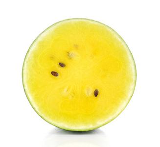 黄色的西瓜切一半白色背景上照片