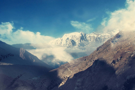高山之路在喜马拉雅山脉中的雪峰和云