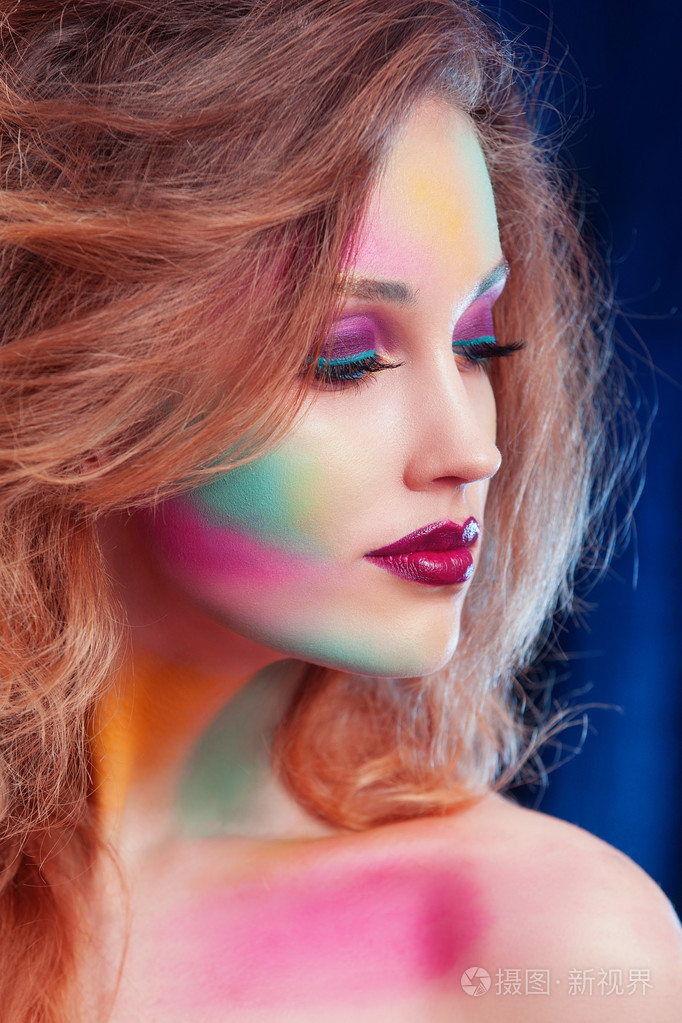 美丽的模型与创造性的化妆艺术拍摄于