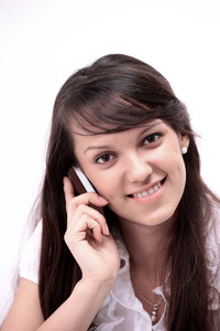 微笑的年轻女人在手机上说话