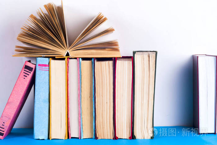 本打开的书,精装类图书归类明亮的彩色背景