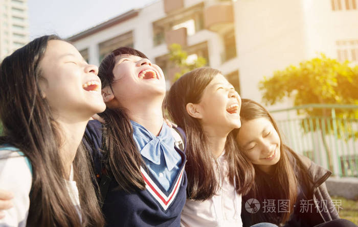 一群十几岁的学生玩得开心