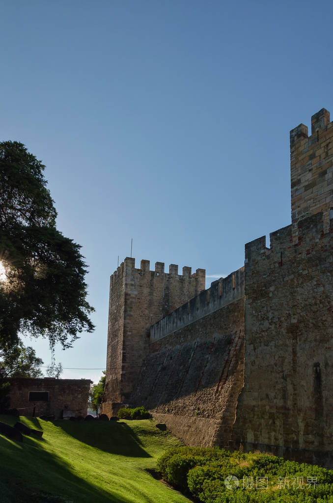 黄昏阳光下的圣乔治城堡墙壁