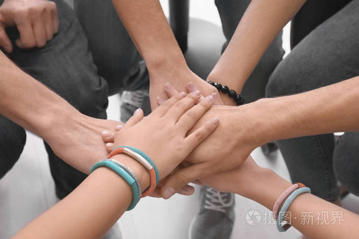 人们把手放在一起作为团结的象征
