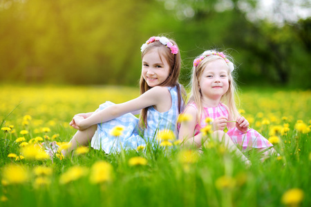小女孩在一起很开心照片