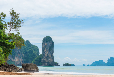 美丽的风景名胜风景，在一个阳光明媚的季节在泰国甲米