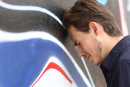 少年用弹弓抑郁的少年,用头撞墙照片