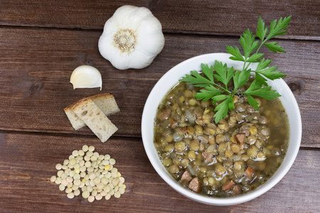 棕色小扁豆汤图片