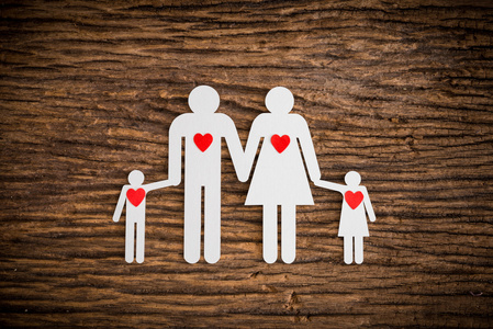 纸链家庭和红色的心形象征着