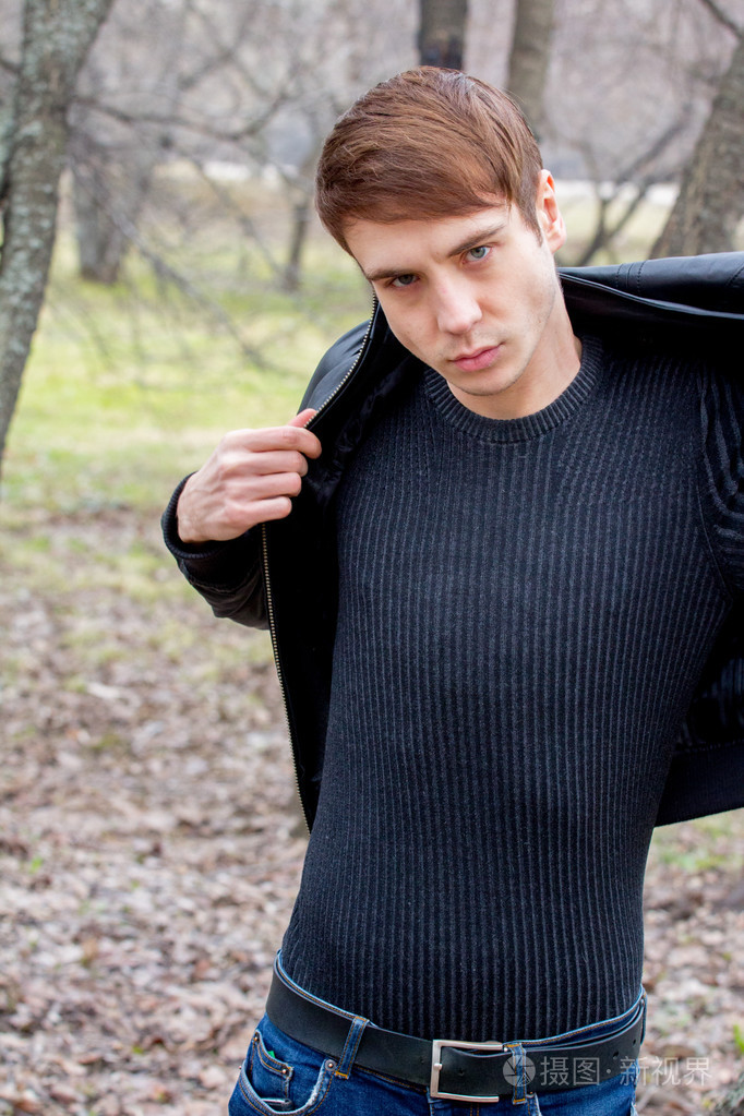 男孩在公园散步莫斯科俄罗斯