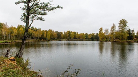 与山树景观和一条河在前面