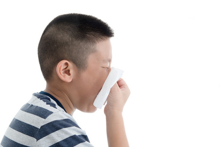 禽流感感冒或过敏症状。生病的年轻亚洲男孩与热尼