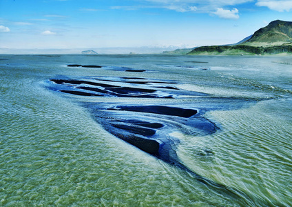 美丽冰岛夏天海景与山