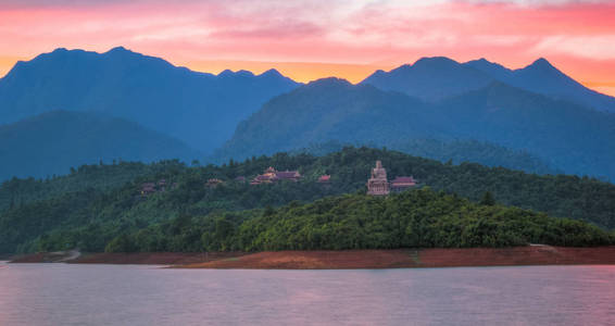 山上美丽日出的风景照