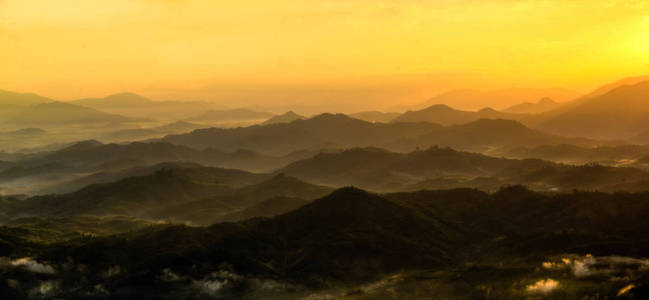 山上美丽日出的风景照