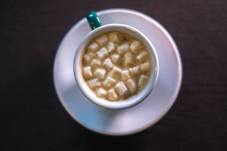 咖啡在咖啡馆以棉花糖与模糊的背景
