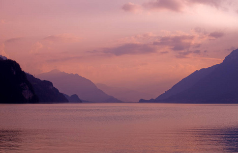 瑞士湖布里恩茨，瑞士在日落时