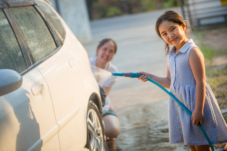 户外洗车店图片