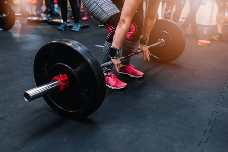 妇女准备杠铃 deadlift