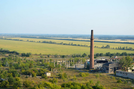 老工厂烟囱在领域的背景