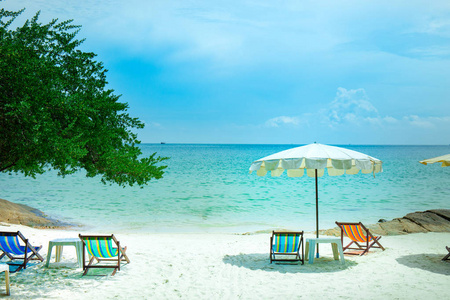 沙滩上的太阳椅和沙滩伞