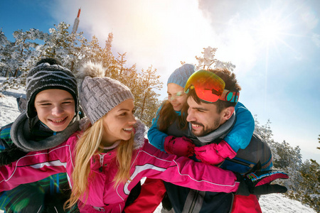有孩子的年轻家庭在冬天滑雪假期