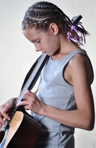 年轻少女与吉他图片