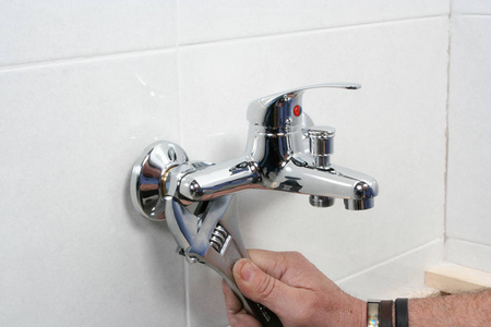 修理水龙头图片