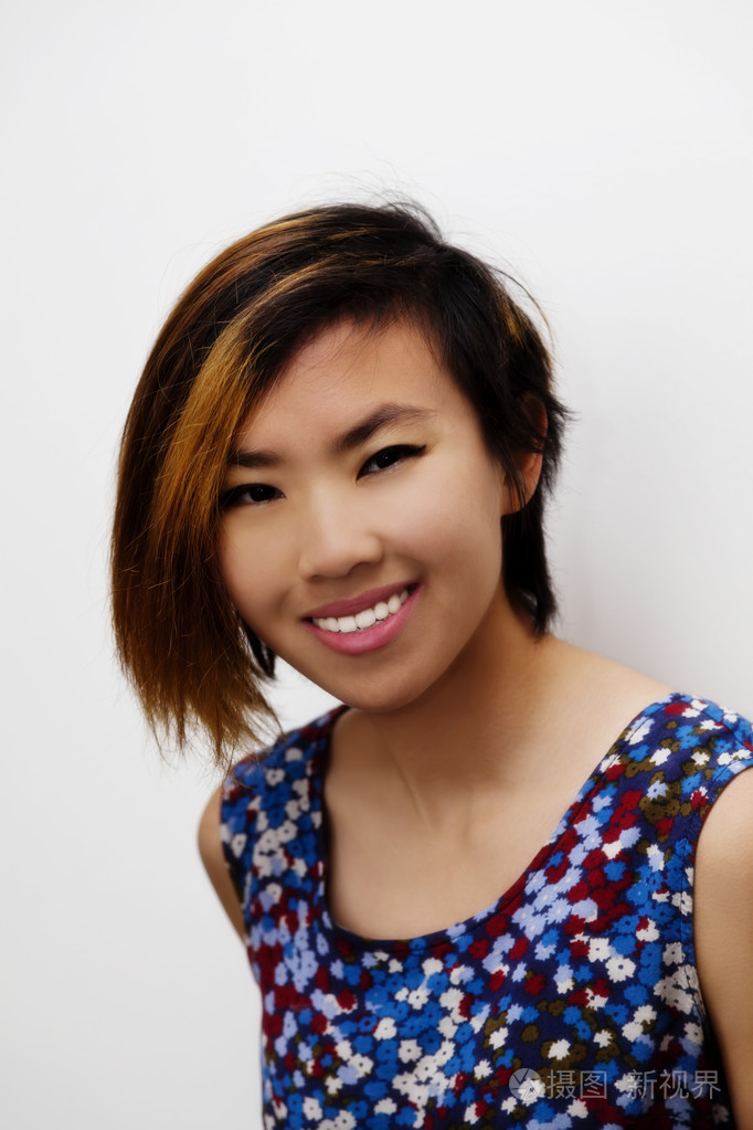 面带笑容的肖像瘦年轻亚裔美国妇女照片-正版商用图片0f1e2k-摄图新