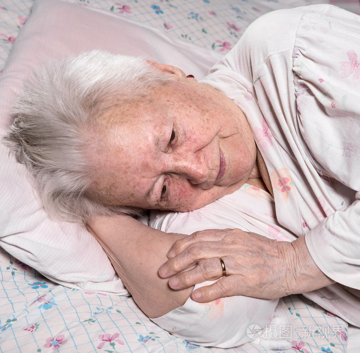 老太太生病照片-正版商用图片0f1e5x-摄图新视界